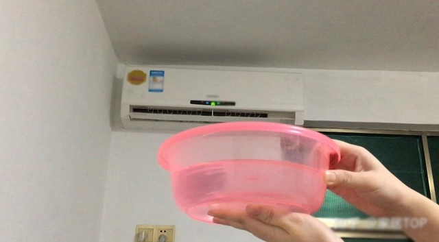 C&acirc;n bằng kh&ocirc;ng kh&iacute; trong ph&ograve;ng điều h&ograve;a bằng chậu nước - Ảnh 1.