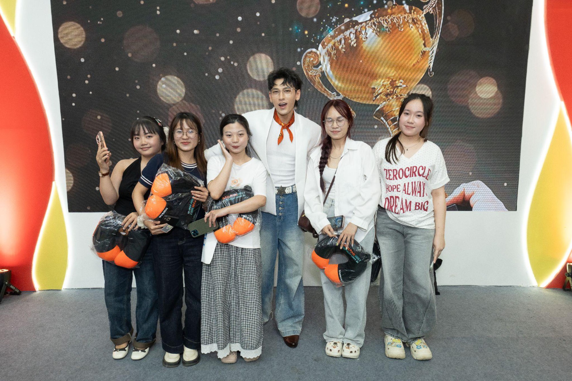 Isaac khuấy động hội chợ Du lịch Quốc tế VITM H&agrave; Nội 2026, tiết lộ l&yacute; do &ldquo;phải l&ograve;ng&rdquo; Đ&agrave;i Loan - Ảnh 1.