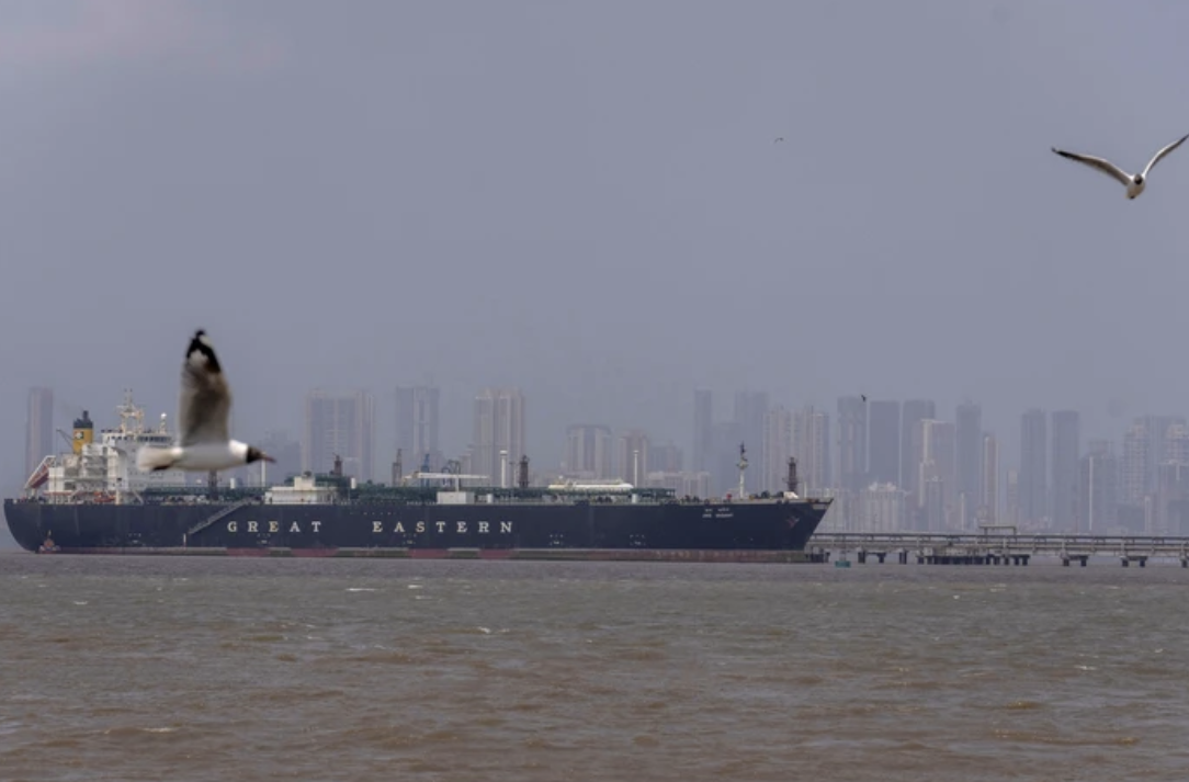 Tự tin về Hormuz, Mỹ chuẩn bị tung chiến dịch "Cơn thịnh nộ kinh tế" nhắm v&agrave;o Iran - Ảnh 1.