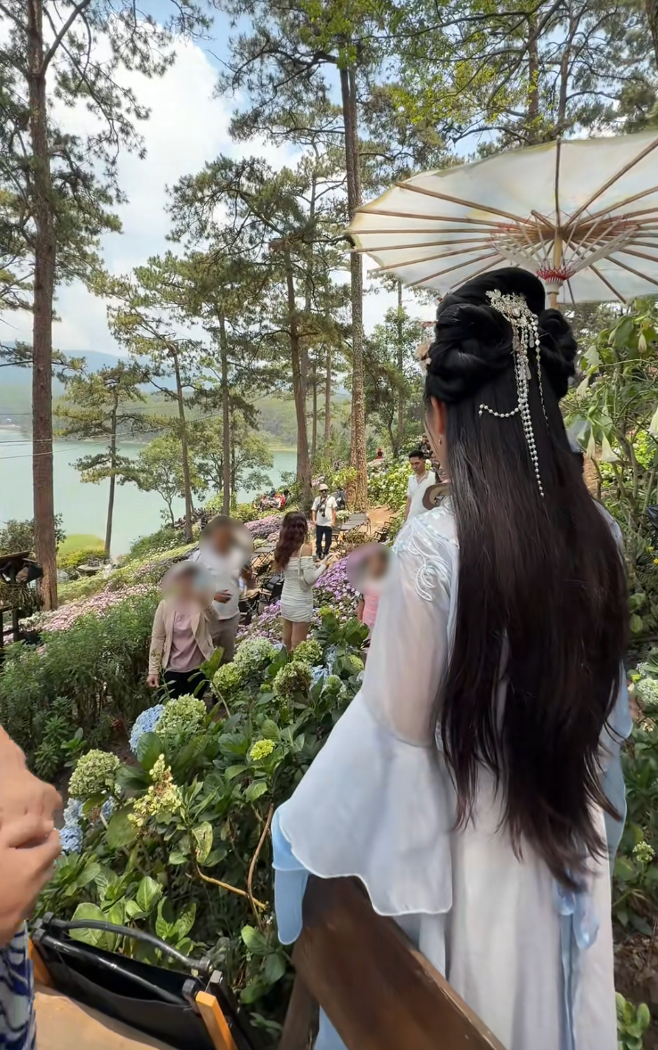 C&ocirc; Long - chủ qu&aacute;n Happy Hill bị kh&aacute;ch qu&aacute;t th&aacute;o, bắt ra tiếp đo&agrave;n 45 người: &ldquo;Em kh&ocirc;ng b&aacute;n v&eacute; để l&agrave;m xiếc hay m&uacute;a rối đ&acirc;u anh!&rdquo; - Ảnh 2.