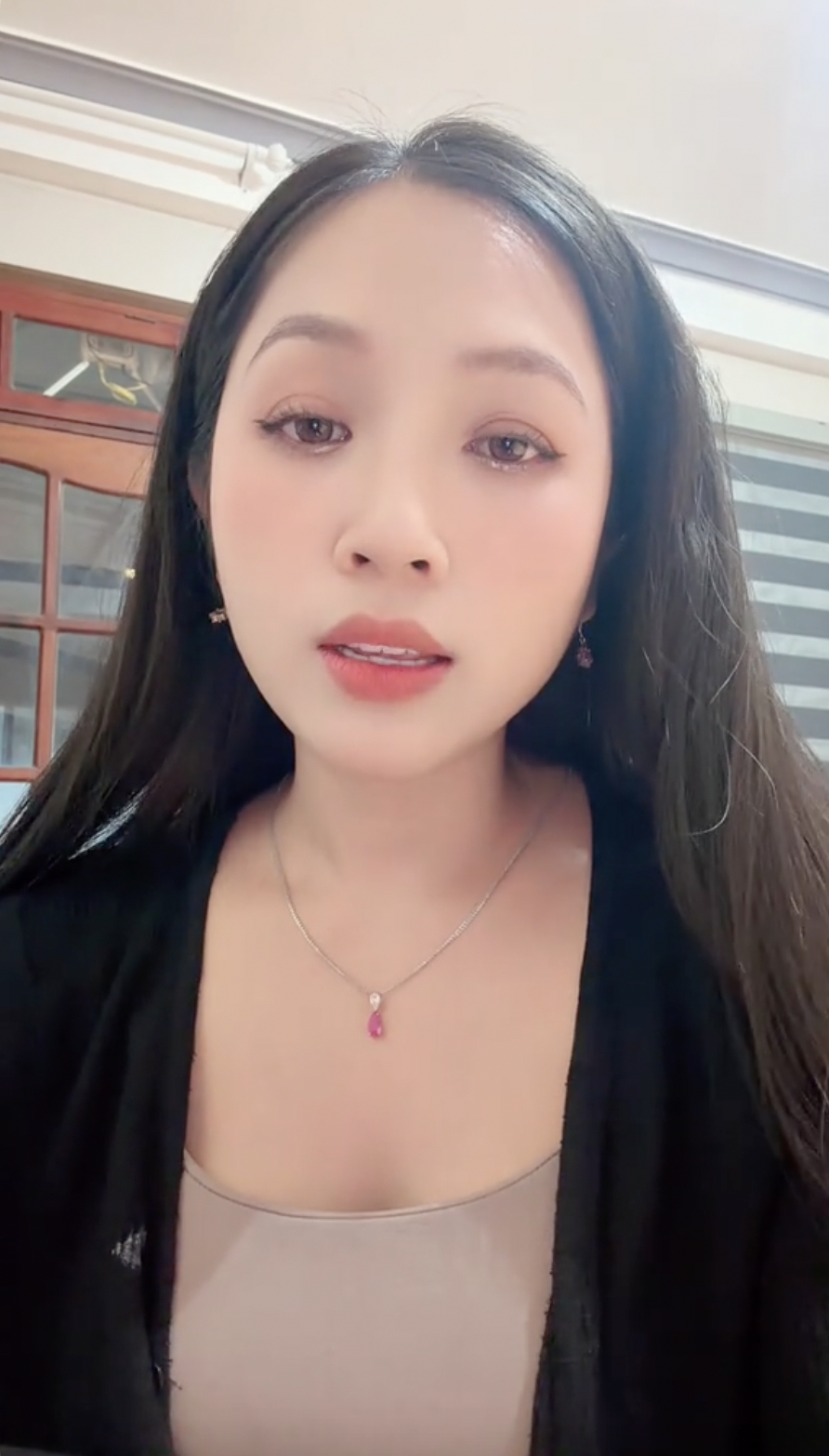 C&ocirc; Long - chủ qu&aacute;n Happy Hill bị kh&aacute;ch qu&aacute;t th&aacute;o, bắt ra tiếp đo&agrave;n 45 người: &ldquo;Em kh&ocirc;ng b&aacute;n v&eacute; để l&agrave;m xiếc hay m&uacute;a rối đ&acirc;u anh!&rdquo; - Ảnh 5.