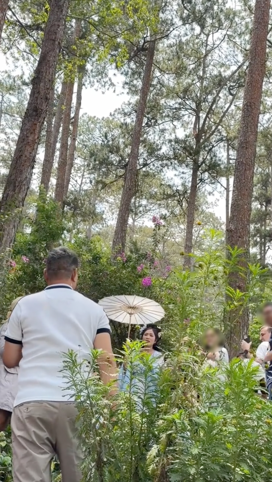 C&ocirc; Long - chủ qu&aacute;n Happy Hill bị kh&aacute;ch qu&aacute;t th&aacute;o, bắt ra tiếp đo&agrave;n 45 người: &ldquo;Em kh&ocirc;ng b&aacute;n v&eacute; để l&agrave;m xiếc hay m&uacute;a rối đ&acirc;u anh!&rdquo; - Ảnh 1.