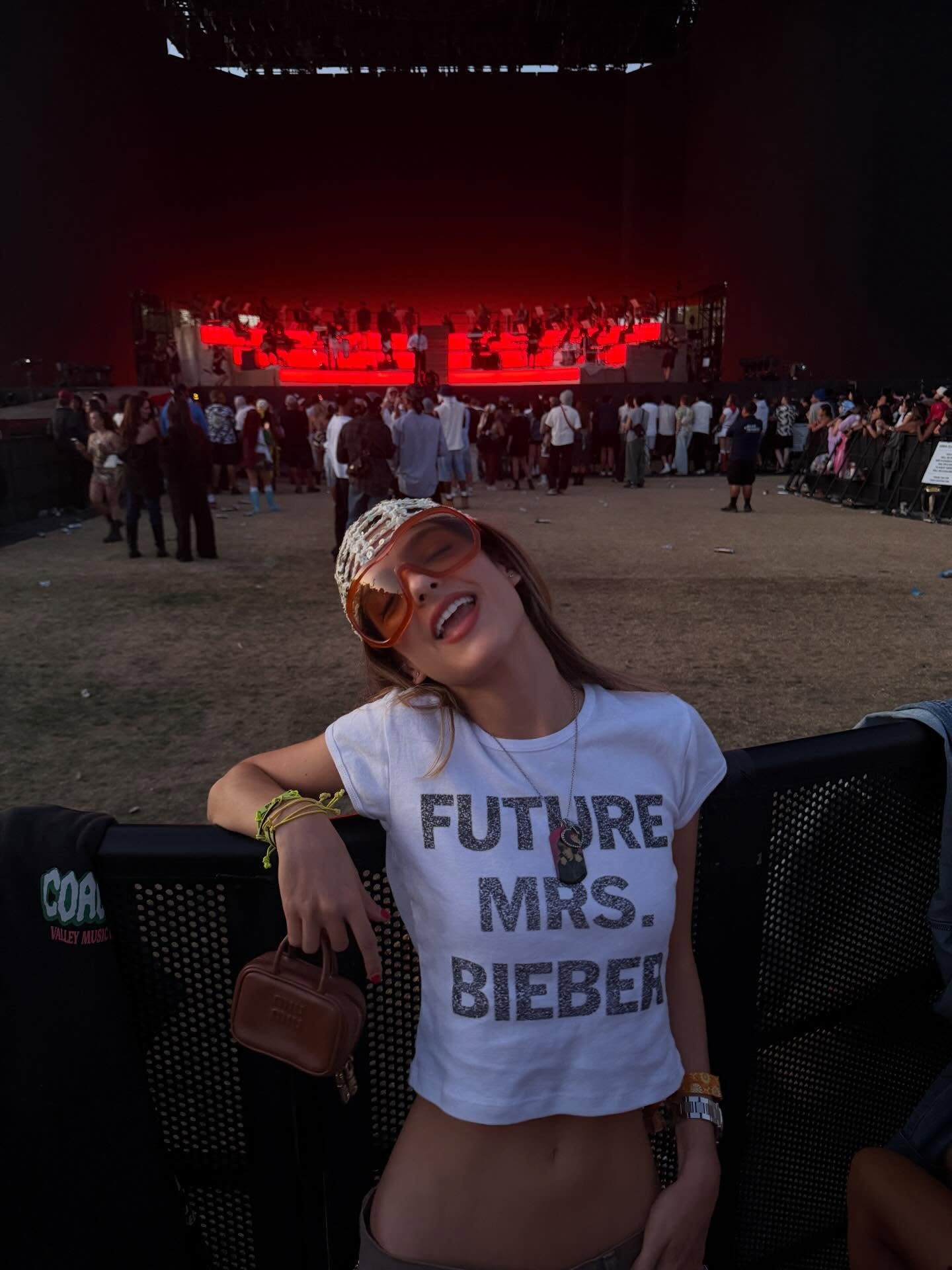 Hơn 50 ngh&igrave;n người thả tim cho c&ocirc; g&aacute;i lạ đứng giữa Coachella tự xưng l&agrave; "b&agrave; Bieber"- Ảnh 1.