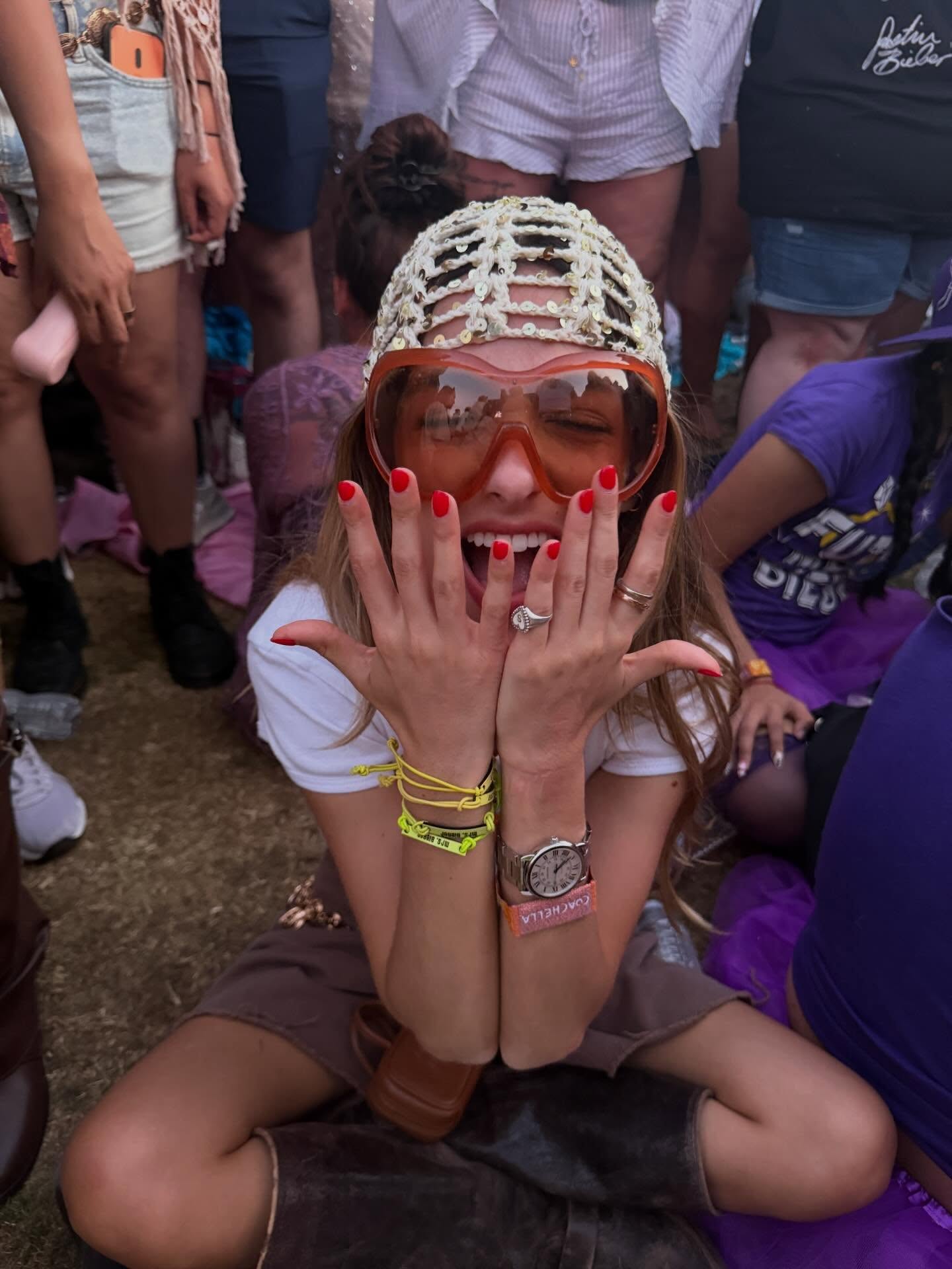 Hơn 50 ngh&igrave;n người thả tim cho c&ocirc; g&aacute;i lạ đứng giữa Coachella tự xưng l&agrave; "b&agrave; Bieber"- Ảnh 2.