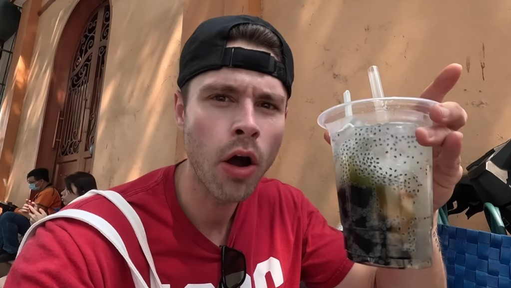 Nhầm lẫn h&agrave;i hước khi gọi m&oacute;n ở Việt Nam: Du kh&aacute;ch T&acirc;y gọi nhầm dừa th&agrave;nh dưa - Ảnh 1.