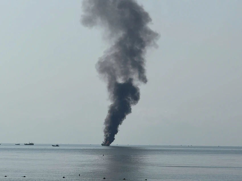 Cháy tàu cá chở 21 người trên biển ở Lâm Đồng - Ảnh 2.