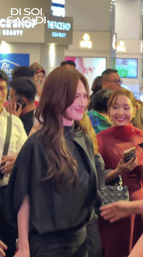 Việt Nam c&oacute; nữ thần mặt mộc như gắn spotlight tr&ecirc;n người, đẹp đến mức khiến Hoa hậu đứng chung su&yacute;t "t&agrave;ng h&igrave;nh"- Ảnh 1.