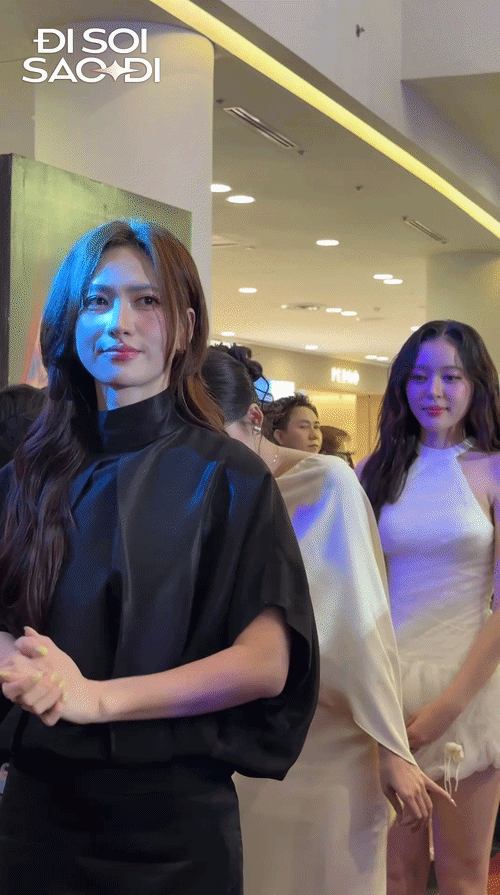 Việt Nam c&oacute; nữ thần mặt mộc như gắn spotlight tr&ecirc;n người, đẹp đến mức khiến Hoa hậu đứng chung su&yacute;t "t&agrave;ng h&igrave;nh"- Ảnh 2.