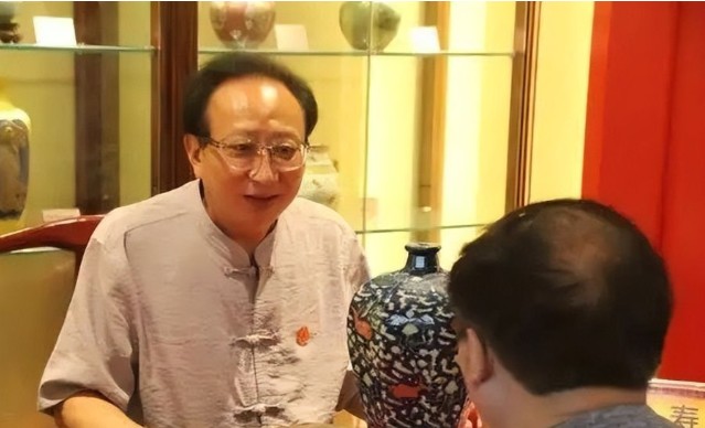 Nhặt viên đá có hoa văn lạ trên bãi biển, người đàn ông sững sờ khi chuyên gia định giá hơn 500 tỷ đồng - Ảnh 2.