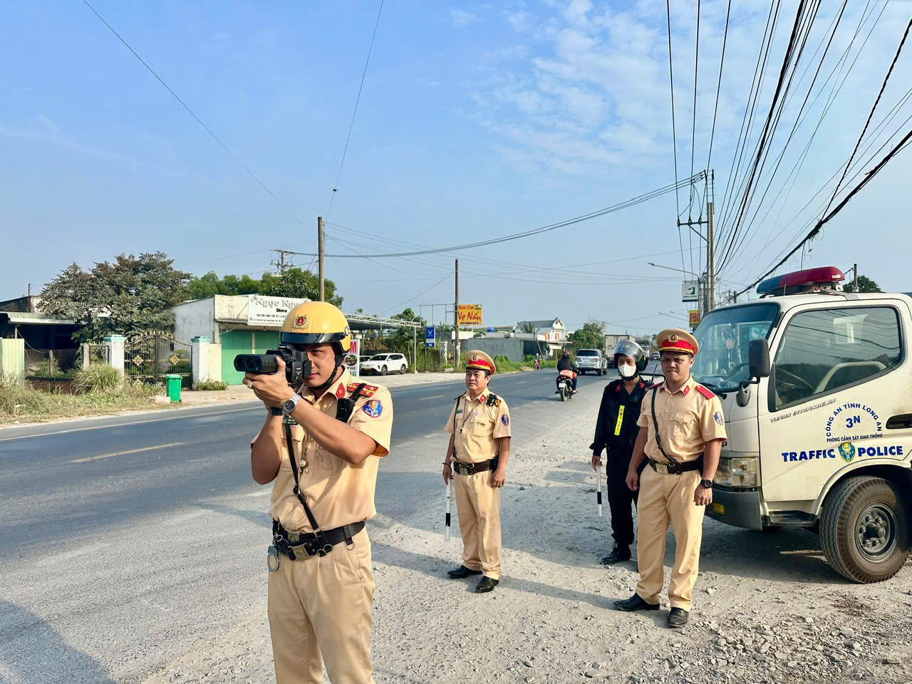 H&igrave;nh nộm cảnh s&aacute;t giao th&ocirc;ng bắn tốc độ khiến t&agrave;i xế giật m&igrave;nh ở T&acirc;y Ninh - Ảnh 3.