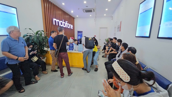 Lo bị kh&oacute;a SIM điện thoại, người d&acirc;n &ugrave;n &ugrave;n đi l&agrave;m thủ tục x&aacute;c thực thu&ecirc; bao ch&iacute;nh chủ - Ảnh 1.