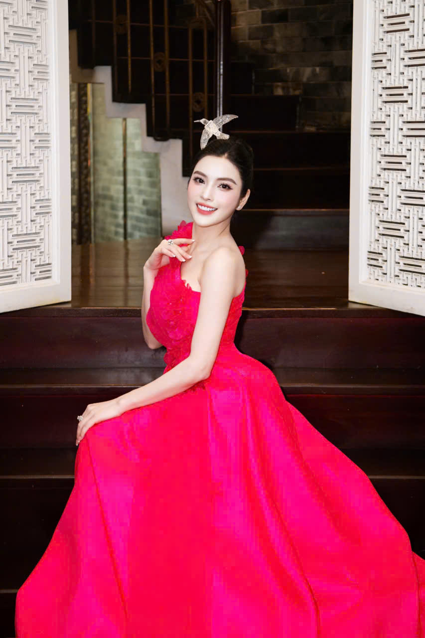 MC, ca sĩ Kim Huyền Sâm nhận kỷ niệm chương hơn 20 năm cống hiến nghệ thuật - Ảnh 4.