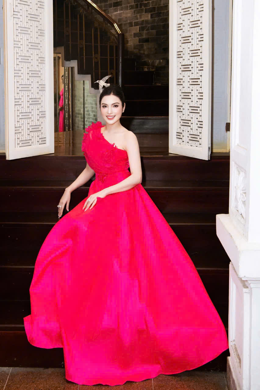 MC, ca sĩ Kim Huyền Sâm nhận kỷ niệm chương hơn 20 năm cống hiến nghệ thuật - Ảnh 5.