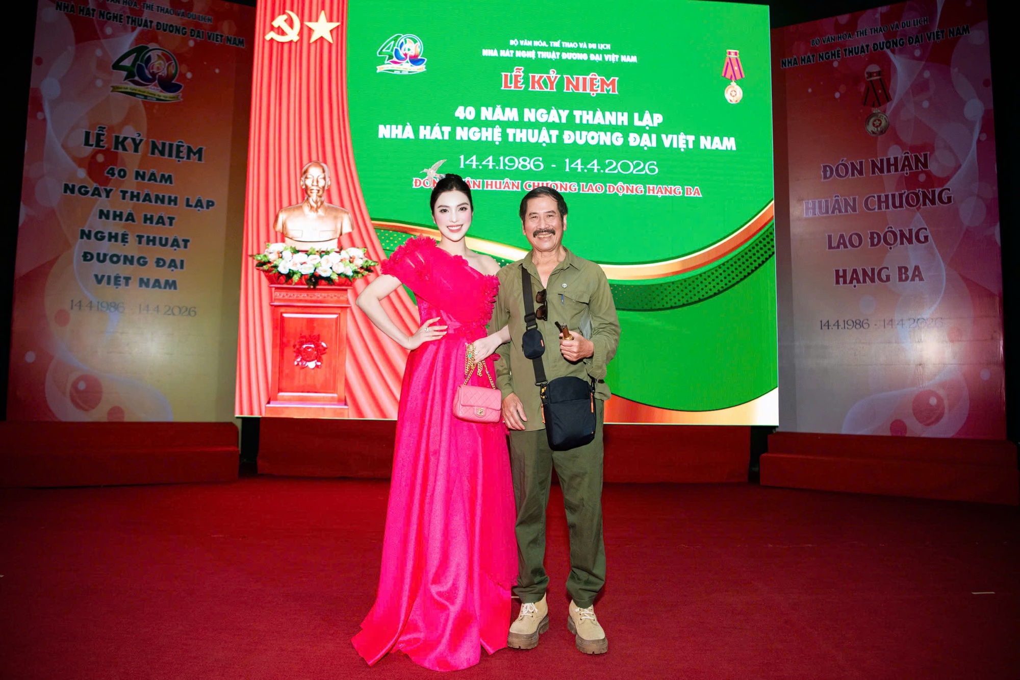 MC, ca sĩ Kim Huyền Sâm nhận kỷ niệm chương hơn 20 năm cống hiến nghệ thuật - Ảnh 3.