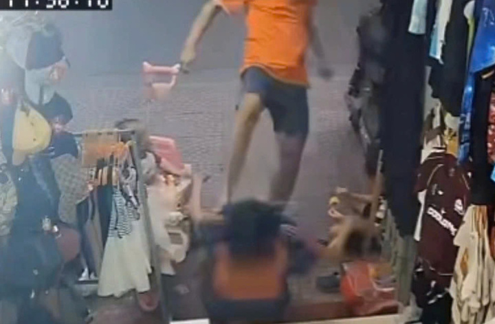 Người phụ nữ bị h&agrave;nh hung khi tr&ocirc;ng con: Vụ việc g&acirc;y phẫn nộ tại H&agrave; Nội - Ảnh 1.