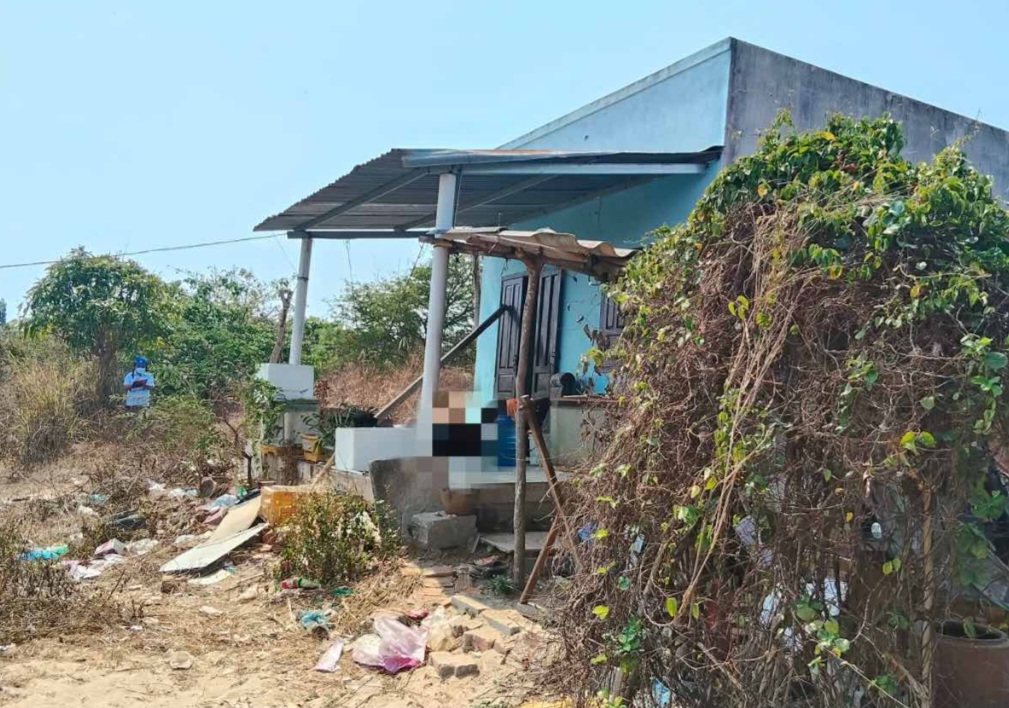 Phát hiện người đàn ông tử vong trước cửa nhà sau 3 ngày - Ảnh 1.