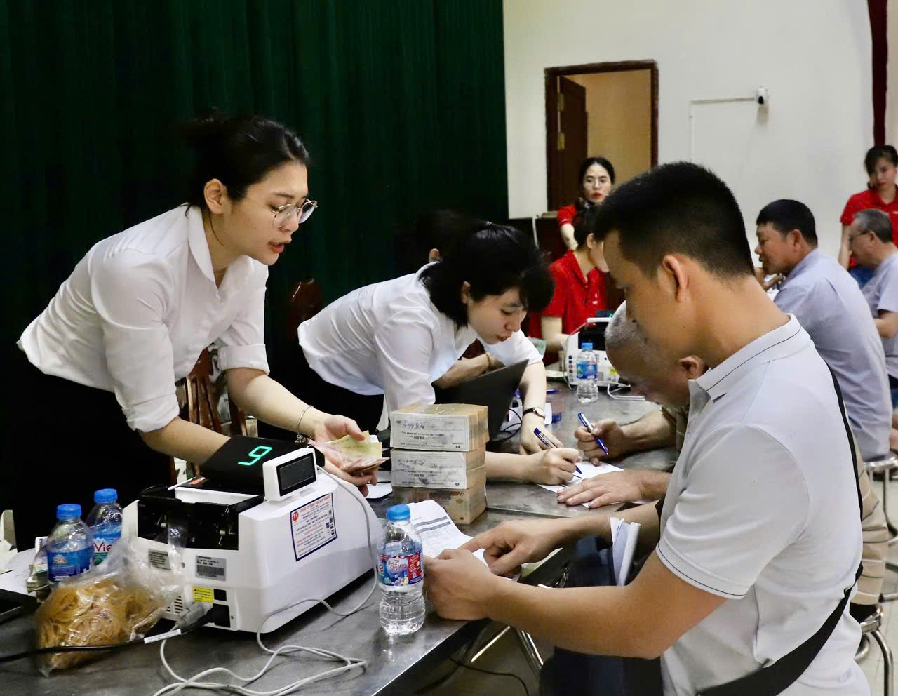 Hàng trăm người dân đồng loạt nhận tiền đền bù đất tại siêu dự án hơn 34 tỷ USD quy mô lớn nhất lịch sử Vingroup - Ảnh 3.