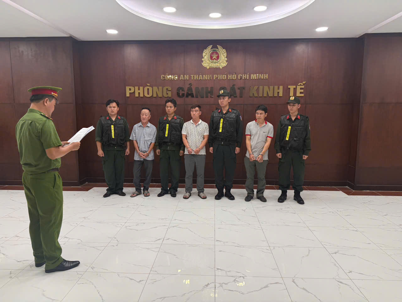 C&ocirc;ng an TPHCM kh&aacute;m x&eacute;t thuốc giả , bắt 3 người vi phạm ph&aacute;p luật nghi&ecirc;m trọng - Ảnh 1.