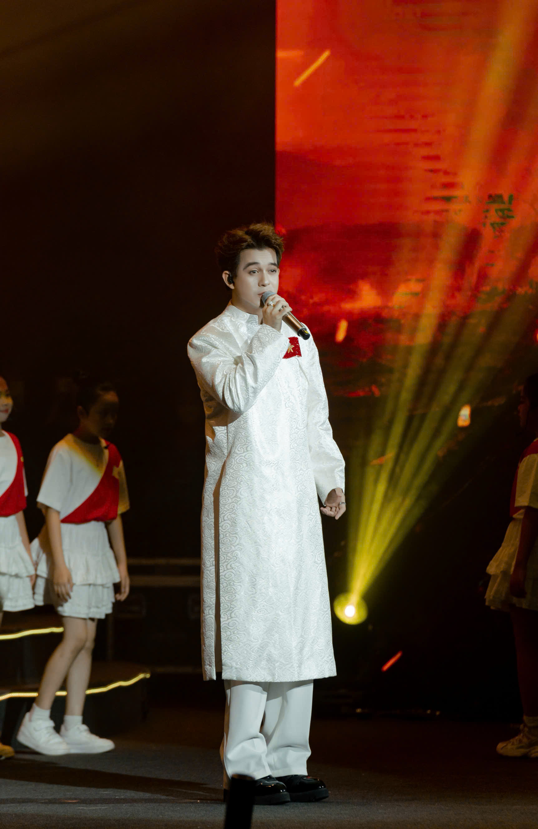 Quang Anh lần đầu hát tại giải Cống hiến, hồi hộp khi biết có Nguyễn Hùng dưới khán đài - Ảnh 2. Quang Anh lần đầu hát tại giải Cống hiến, hồi hộp khi biết có Nguyễn Hùng dưới khán đài - Ảnh 2.