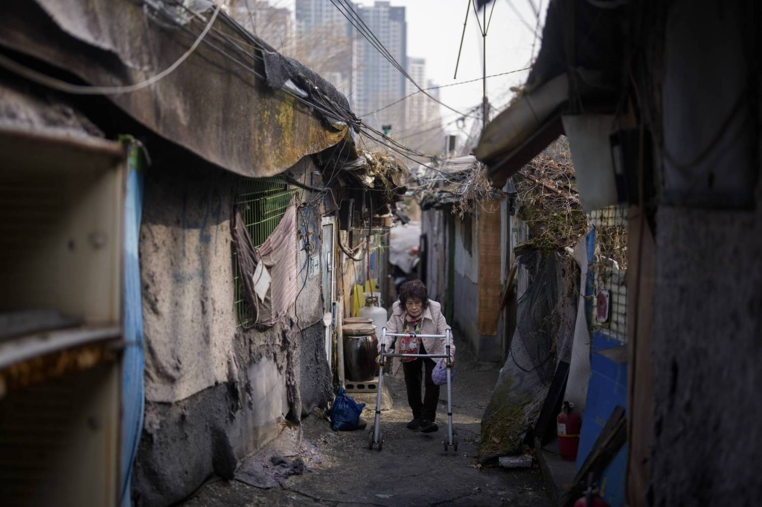 Những kiếp người ngh&egrave;o khổ sống giữa khu nh&agrave; gi&agrave;u Gangnam - Ảnh 1.