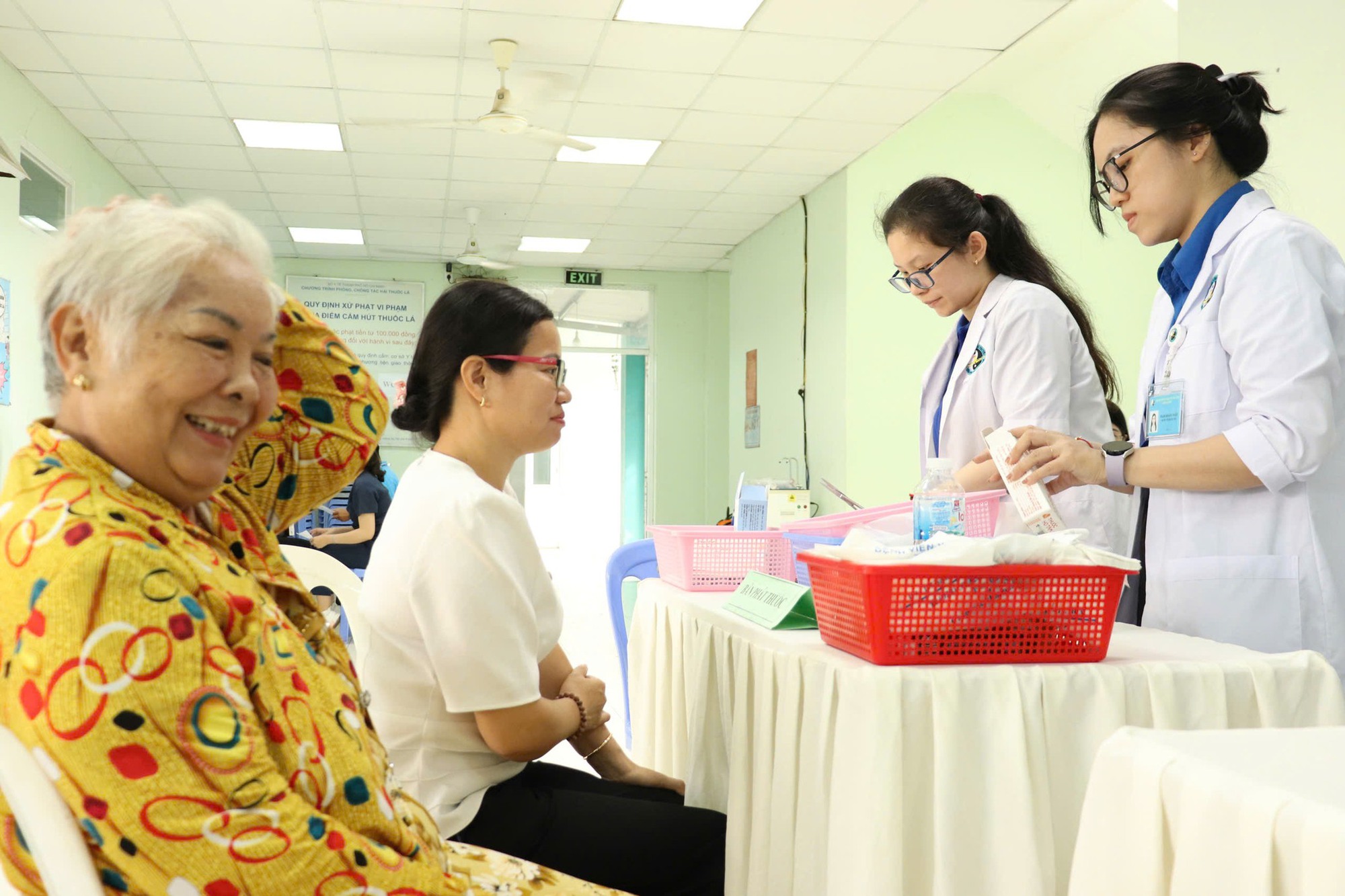 Người bệnh BHYT mua thuốc b&ecirc;n ngo&agrave;i, bệnh viện bị trừ tiền - Ảnh 1.