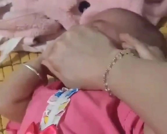 Vụ clip b&eacute; 8 th&aacute;ng tuổi bị mẹ bạo h&agrave;nh b&oacute;p chặt miệng: Để tr&ecirc;u tức "chồng hờ" - Ảnh 1.