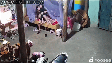 B&eacute; g&aacute;i hốt hoảng &ocirc;m em nhỏ lao khỏi giường v&igrave; tiếng động ầm ầm l&uacute;c rạng s&aacute;ng: Cảnh tượng trong căn ph&ograve;ng sau đ&oacute; khiến nhiều người th&oacute;t tim- Ảnh 1.