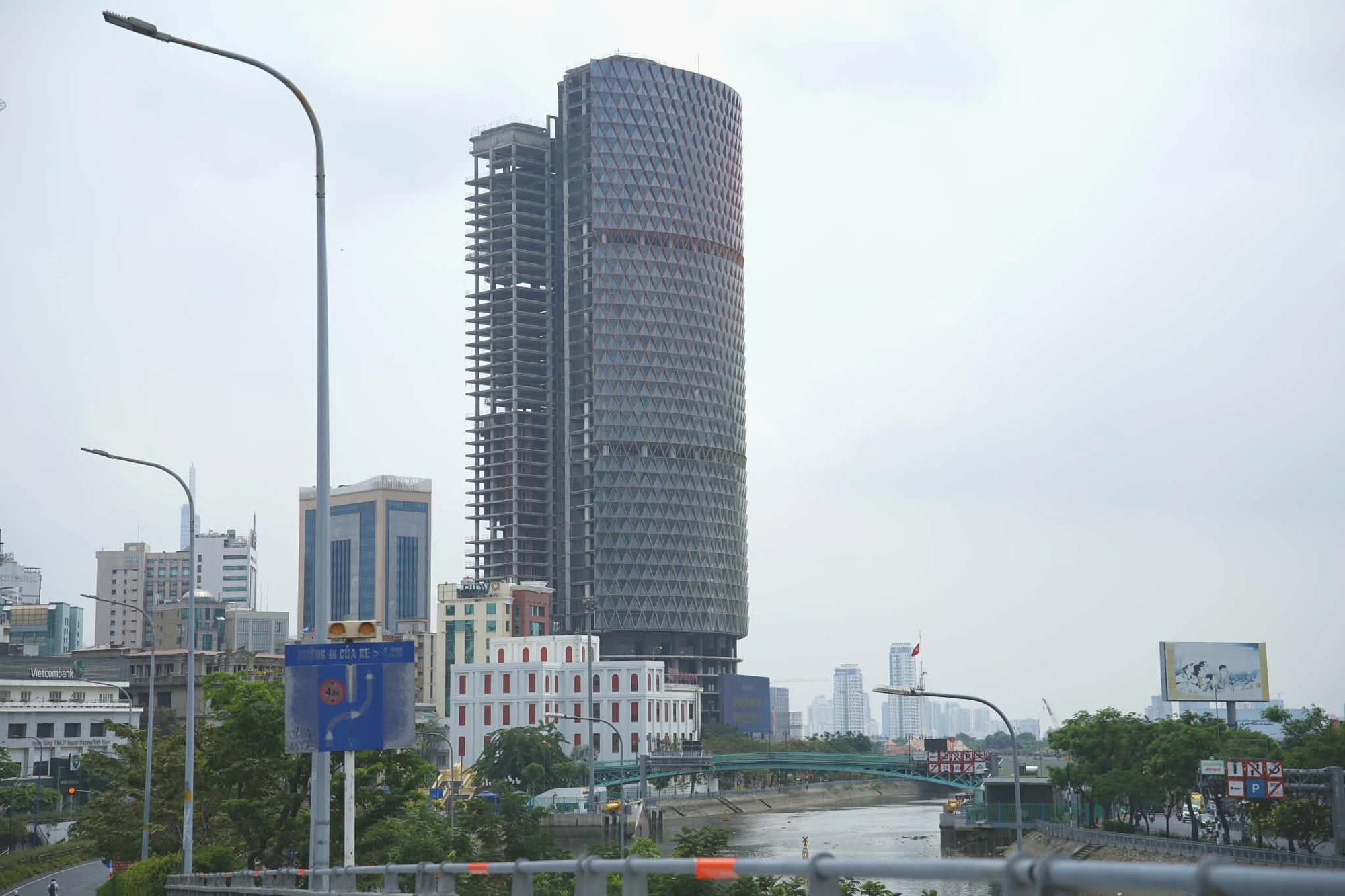 Tòa nhà "tai tiếng" trên đất vàng TPHCM: Số phận lao đao, trở thành khoản nợ xấu BĐS lớn bậc nhất, đến lớp vỏ rực rỡ mỗi đêm dù bên trong vẫn là khối bê tông khổng lồ - Ảnh 1.