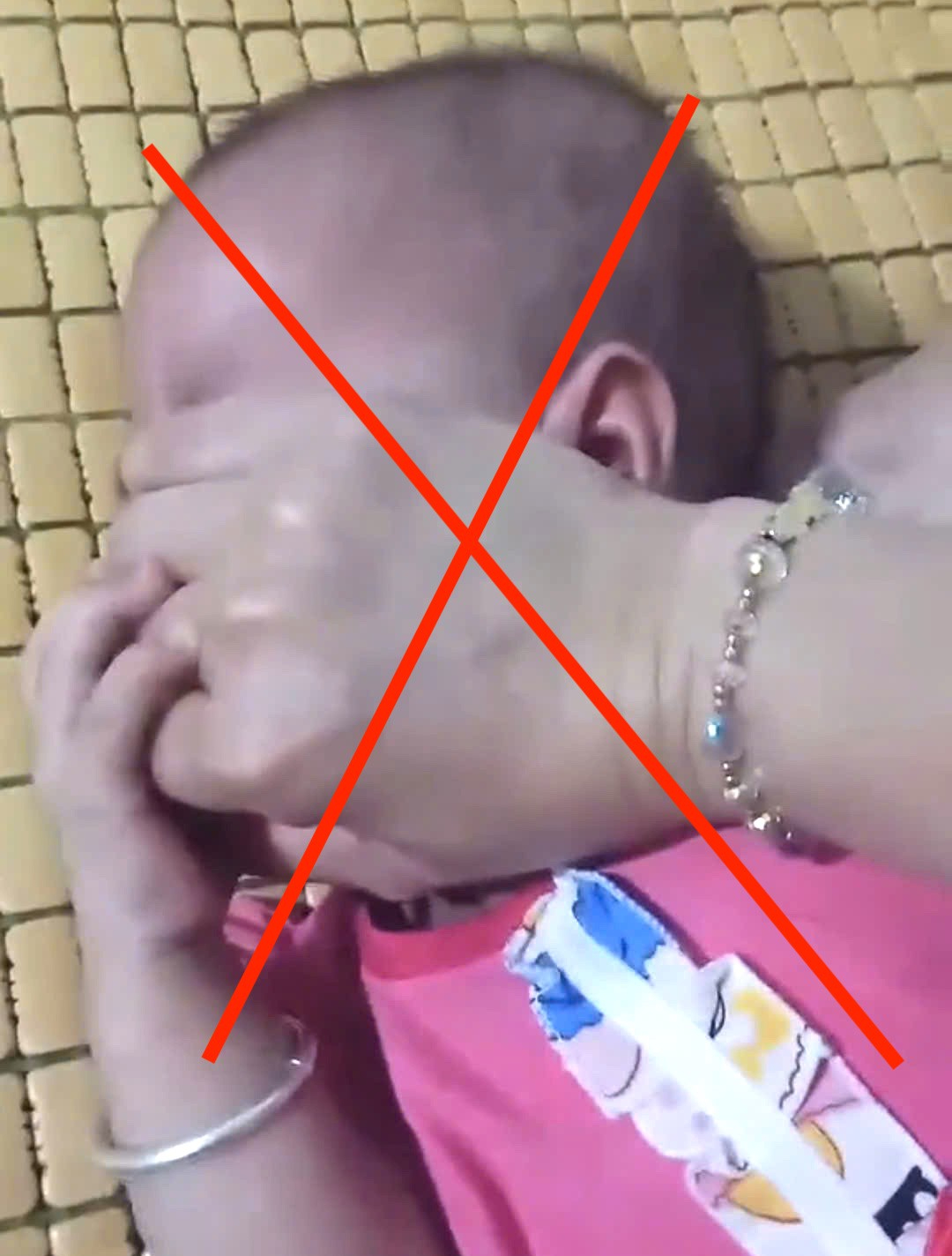 Người mẹ g&acirc;y phẫn nộ với h&agrave;nh vi bạo lực trẻ em đối với con g&aacute;i 8 th&aacute;ng tuổi - Ảnh 1.