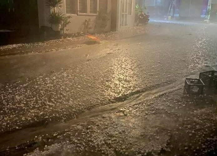 Mưa đ&aacute; to bằng nắm tay g&acirc;y thiệt hại lớn cho người d&acirc;n Bắc H&agrave; 2026 - Ảnh 2.