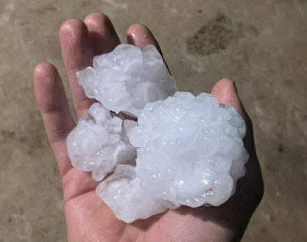 Mưa đ&aacute; to bằng nắm tay g&acirc;y thiệt hại lớn cho người d&acirc;n Bắc H&agrave; 2026 - Ảnh 1.