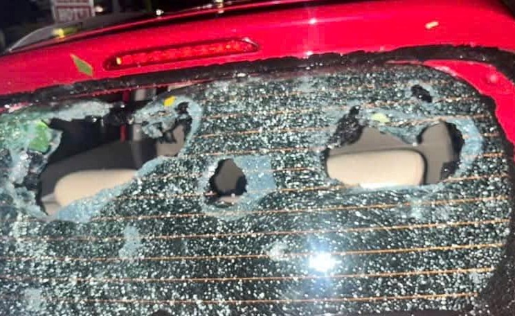 VIDEO: Chị g&aacute;i nhanh tr&iacute; &ocirc;m em nhỏ lao khỏi giường khi mưa đ&aacute; ầm ầm - Ảnh 2.