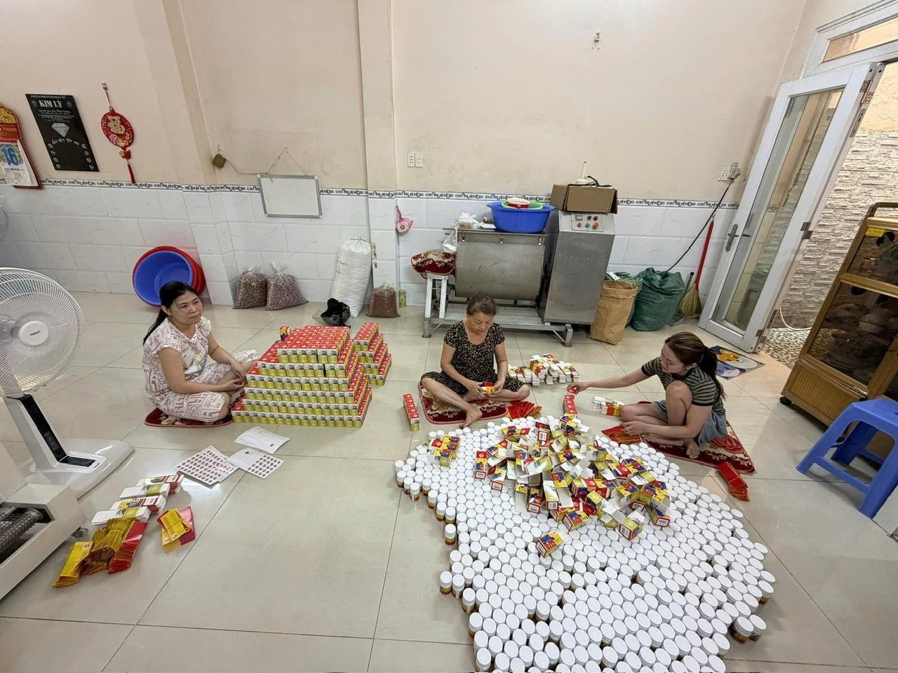 C&ocirc;ng an TPHCM kh&aacute;m x&eacute;t thuốc giả , bắt 3 người vi phạm ph&aacute;p luật nghi&ecirc;m trọng - Ảnh 3.