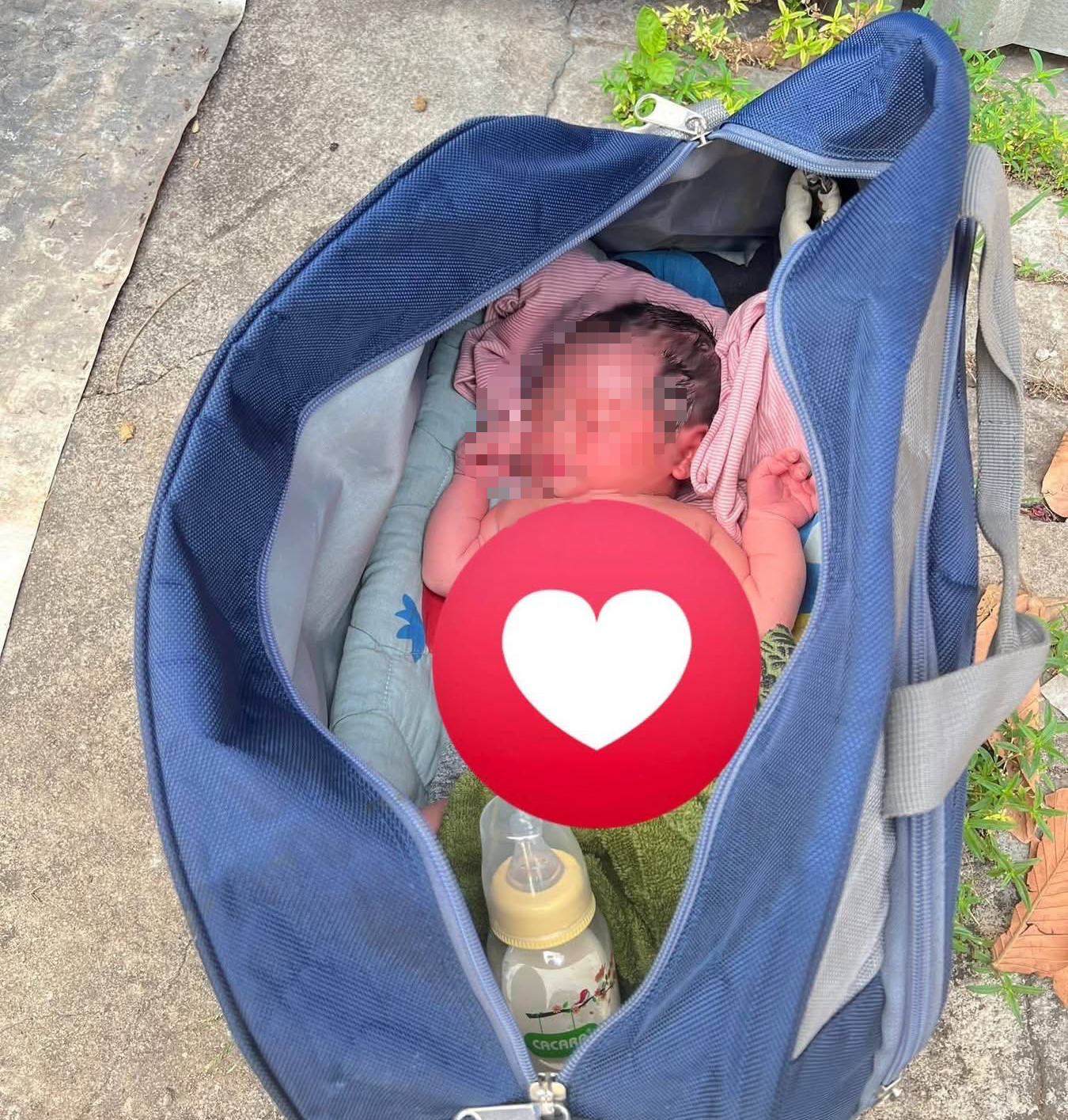 Phát hiện bé sơ sinh TPHCM còn nguyên dây rốn bị bỏ trong túi xách - Ảnh 1.