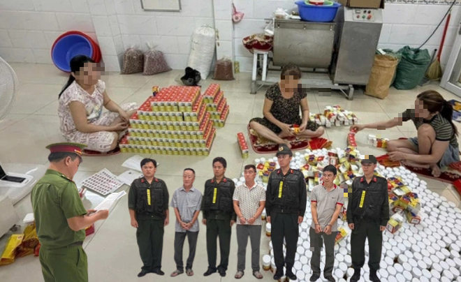 Khám xét khẩn cấp thu giữ 4.000 hộp thuốc, 790kg viên nang, bắt tạm giam chủ xưởng thuốc Thái Chánh Kiên - Ảnh 1.