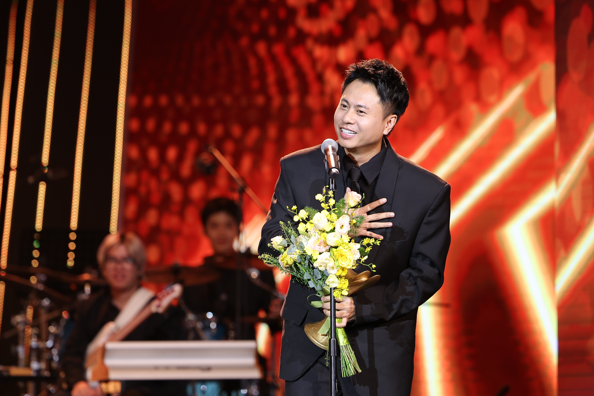 Nhạc sĩ Dương Cầm bất ngờ khi đoạt giải Cống hiến, h&eacute; lộ bước ngoặt sự nghiệp - Ảnh 1.