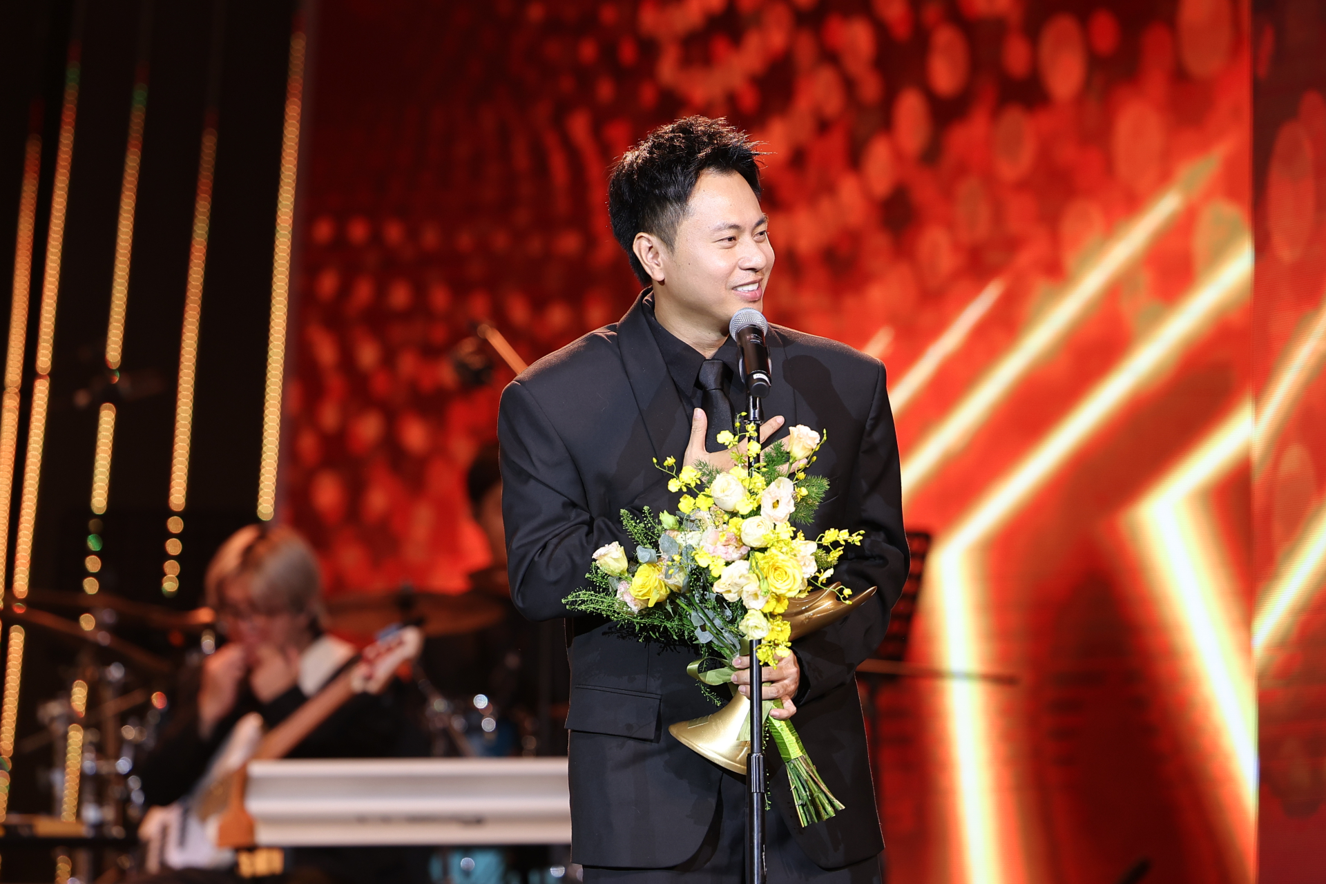 Nhạc sĩ Dương Cầm bất ngờ khi đoạt giải Cống hiến, h&eacute; lộ bước ngoặt sự nghiệp - Ảnh 3.