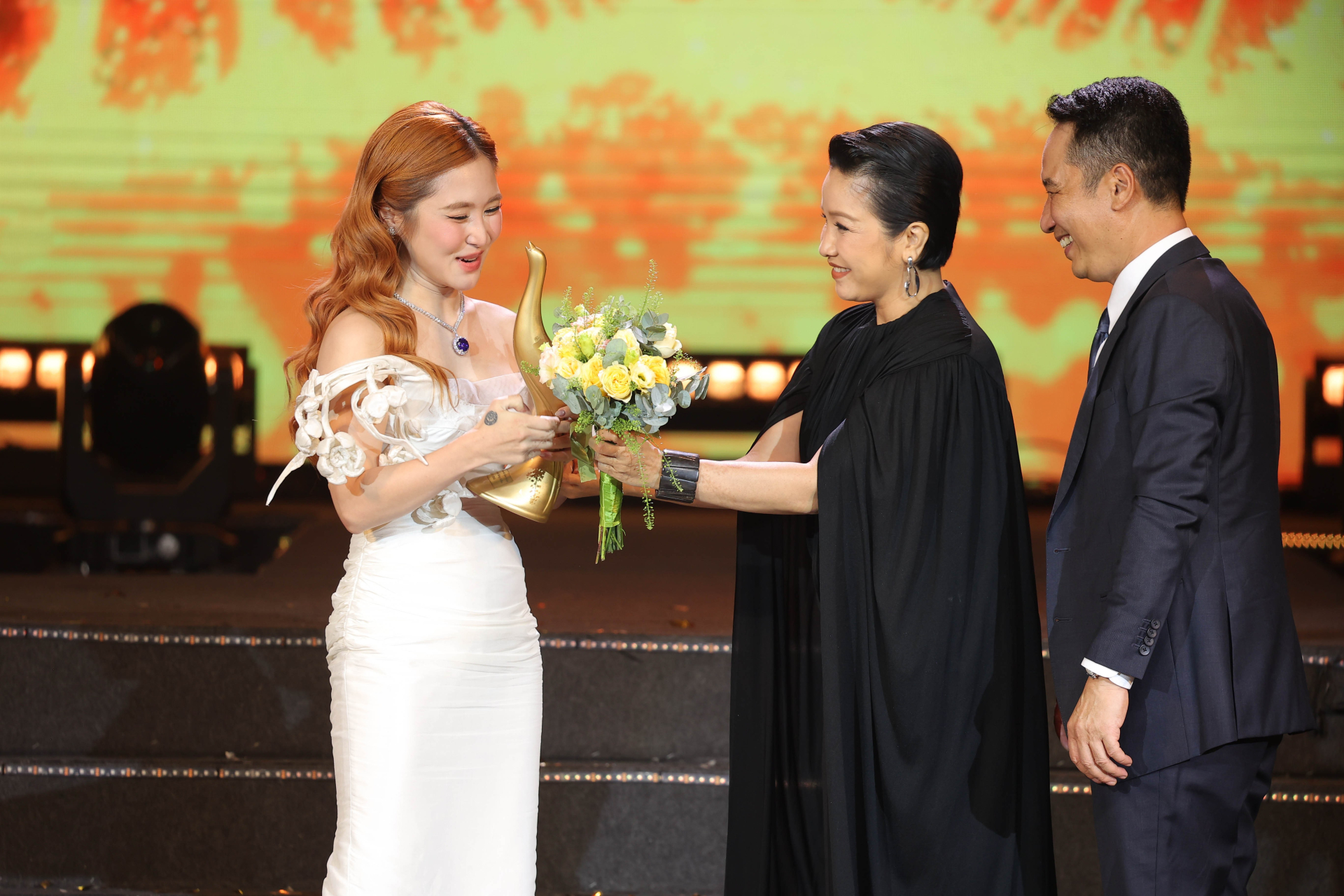 G&acirc;y tranh c&atilde;i khắp mạng x&atilde; hội sau gần 24 giờ nhận c&uacute;p Cống hiến, Hương Tr&agrave;m: "T&ocirc;i kh&ocirc;ng c&ograve;n qu&aacute; bận t&acirc;m" - Ảnh 1.