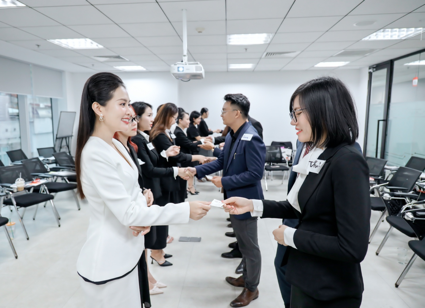 Cuộc sống hiện tại g&acirc;y bất ngờ của &aacute; hậu L&ecirc; H&agrave; Phương từng g&acirc;y sốt với bức ảnh coi thi - Ảnh 6.