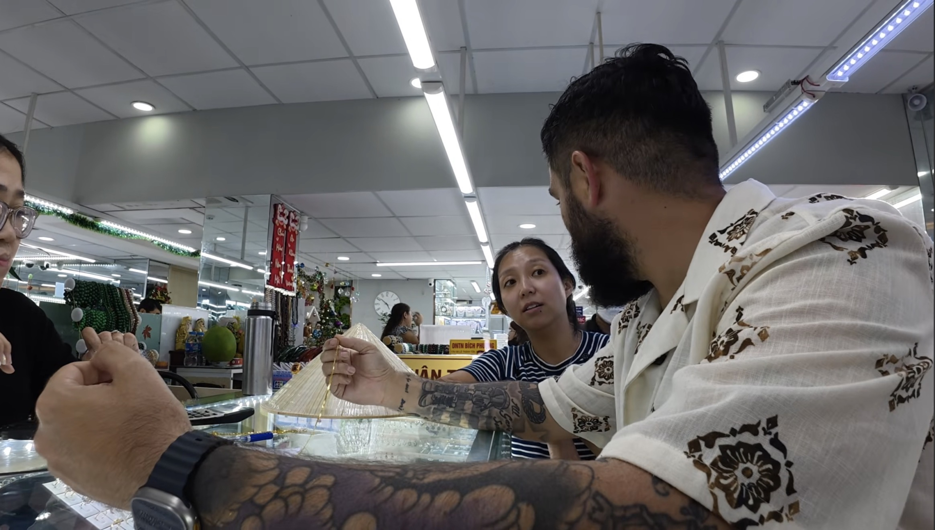 Kh&aacute;ch T&acirc;y mua v&agrave;ng 18k tại Việt Nam: Trải nghiệm độc đ&aacute;o - Ảnh 2.