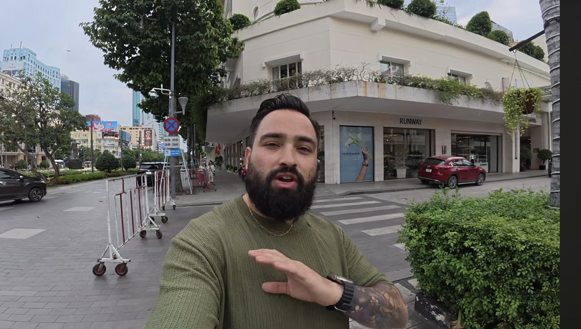 Kh&aacute;ch T&acirc;y mua v&agrave;ng 18k tại Việt Nam: Trải nghiệm độc đ&aacute;o - Ảnh 5.