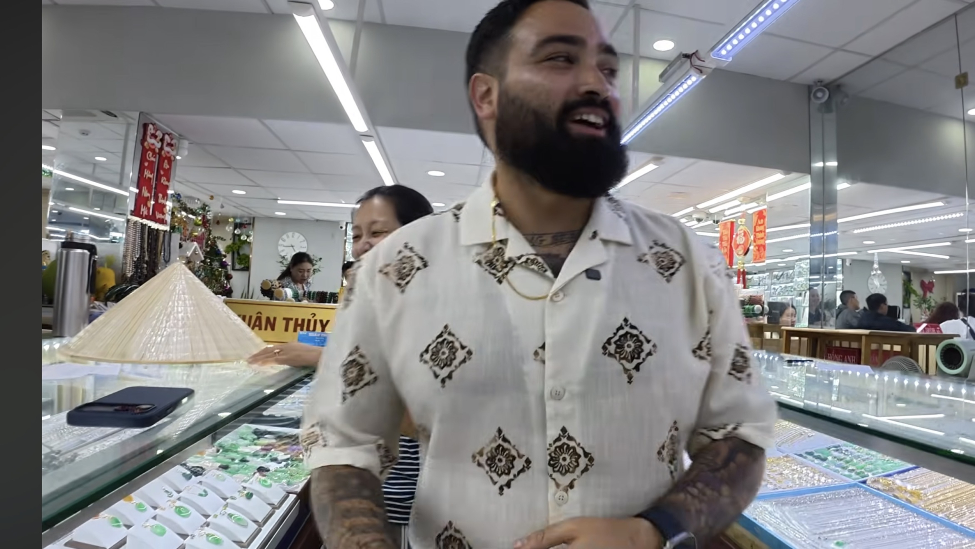 Kh&aacute;ch T&acirc;y mua v&agrave;ng 18k tại Việt Nam: Trải nghiệm độc đ&aacute;o - Ảnh 3.