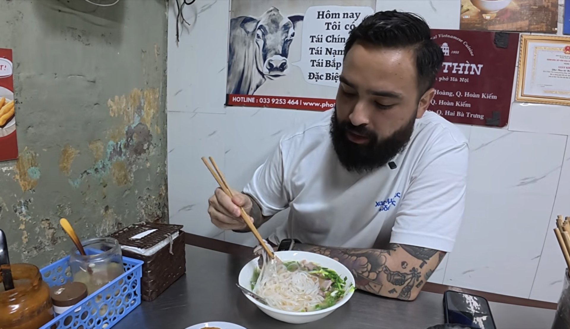 Kh&aacute;ch T&acirc;y mua v&agrave;ng 18k tại Việt Nam: Trải nghiệm độc đ&aacute;o - Ảnh 4.