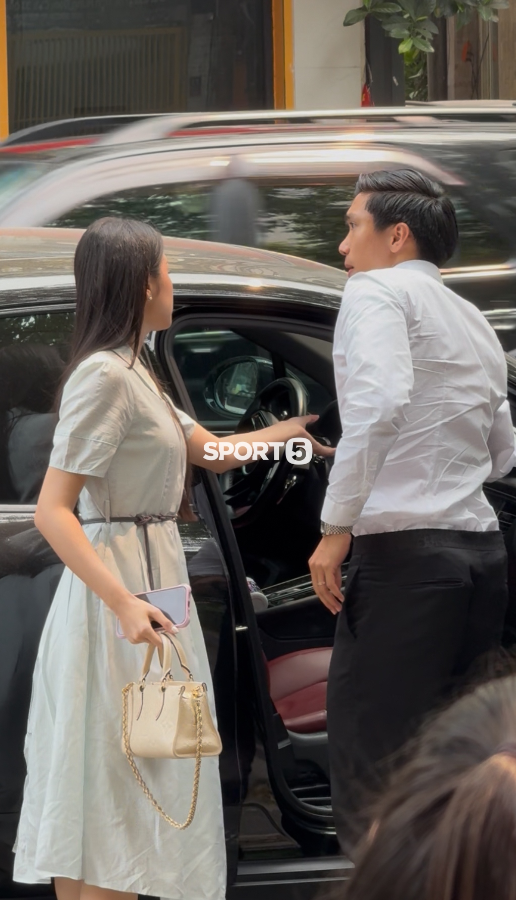 Văn Hậu lái Porsche đưa Doãn Hải My cùng đi gia hạn hợp đồng với CLB CAHN, nàng WAG qua "cam thường" vẫn xinh - Ảnh 1.