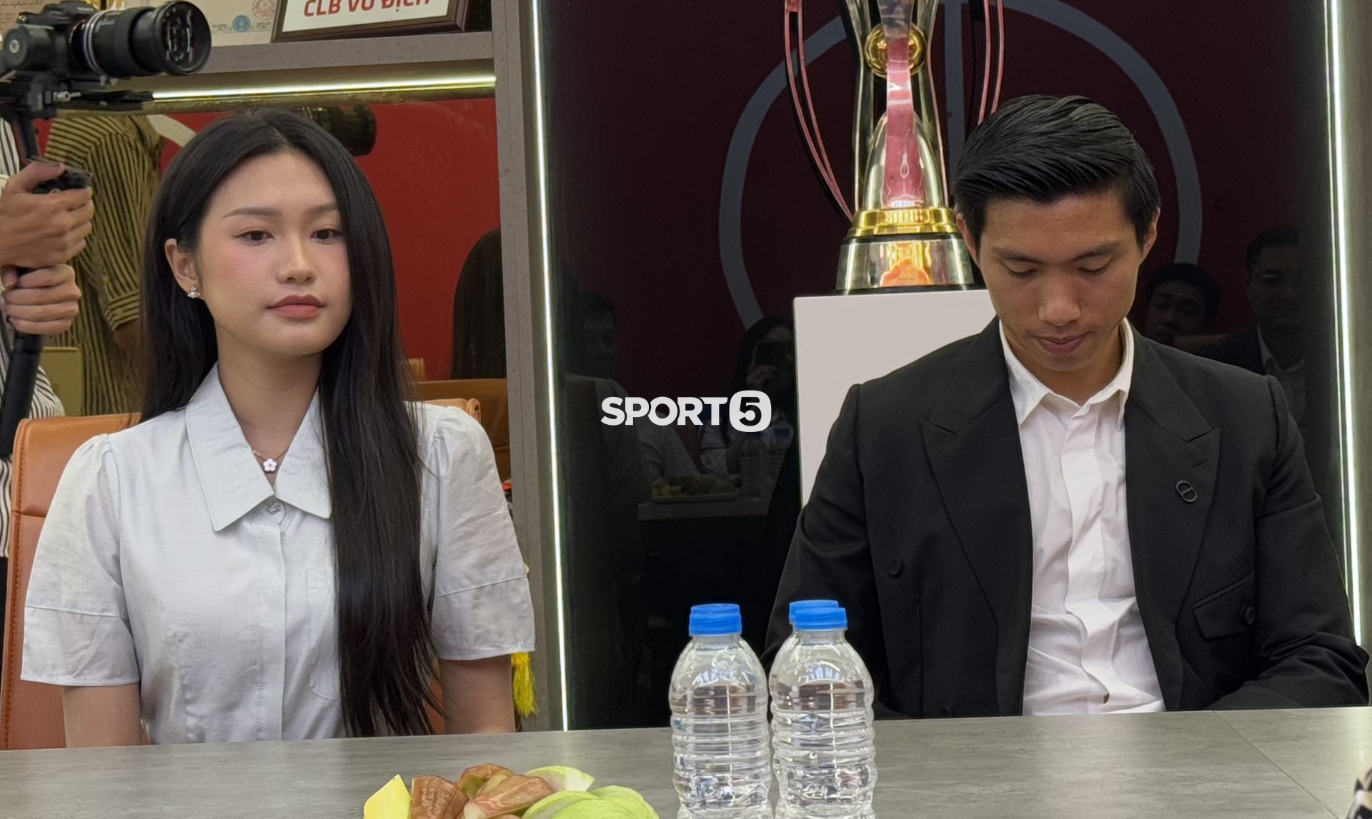 Văn Hậu lái Porsche đưa Doãn Hải My cùng đi gia hạn hợp đồng với CLB CAHN, nàng WAG qua "cam thường" vẫn xinh - Ảnh 4.