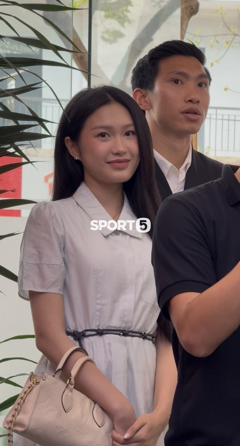 Văn Hậu lái Porsche đưa Doãn Hải My cùng đi gia hạn hợp đồng với CLB CAHN, nàng WAG qua "cam thường" vẫn xinh - Ảnh 5.