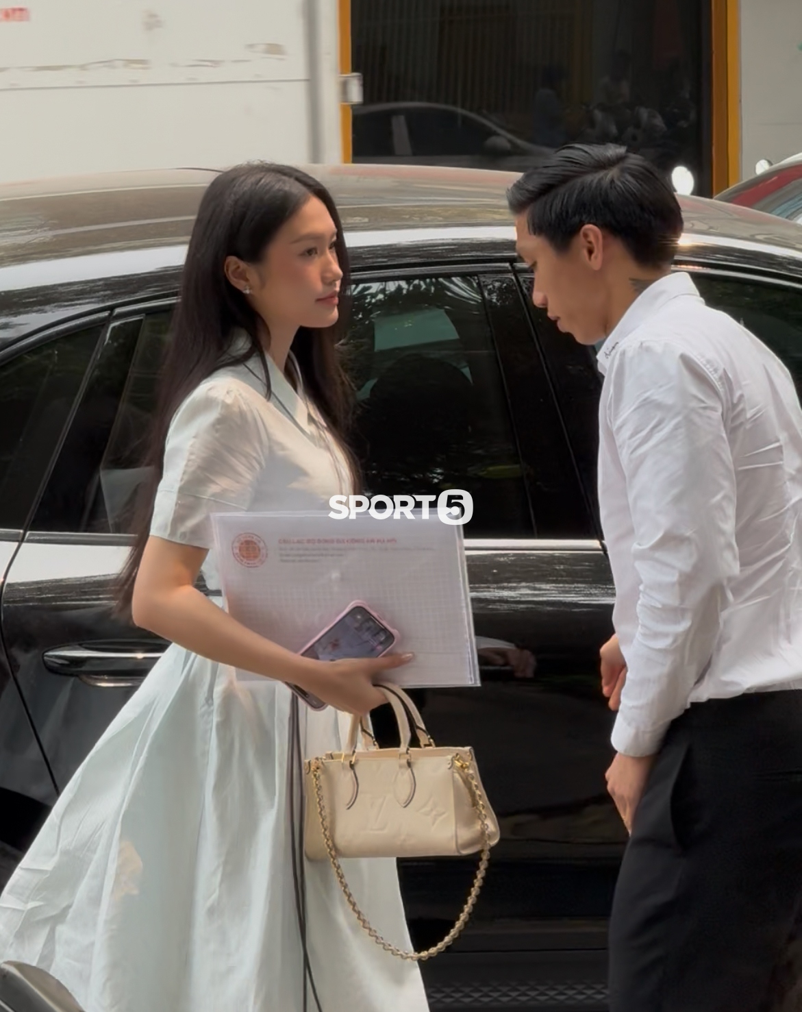 Văn Hậu lái Porsche đưa Doãn Hải My cùng đi gia hạn hợp đồng với CLB CAHN, nàng WAG qua "cam thường" vẫn xinh - Ảnh 2.