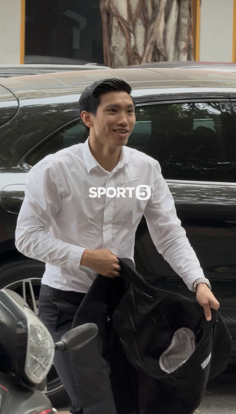 Văn Hậu lái Porsche đưa Doãn Hải My cùng đi gia hạn hợp đồng với CLB CAHN, nàng WAG qua "cam thường" vẫn xinh - Ảnh 3.