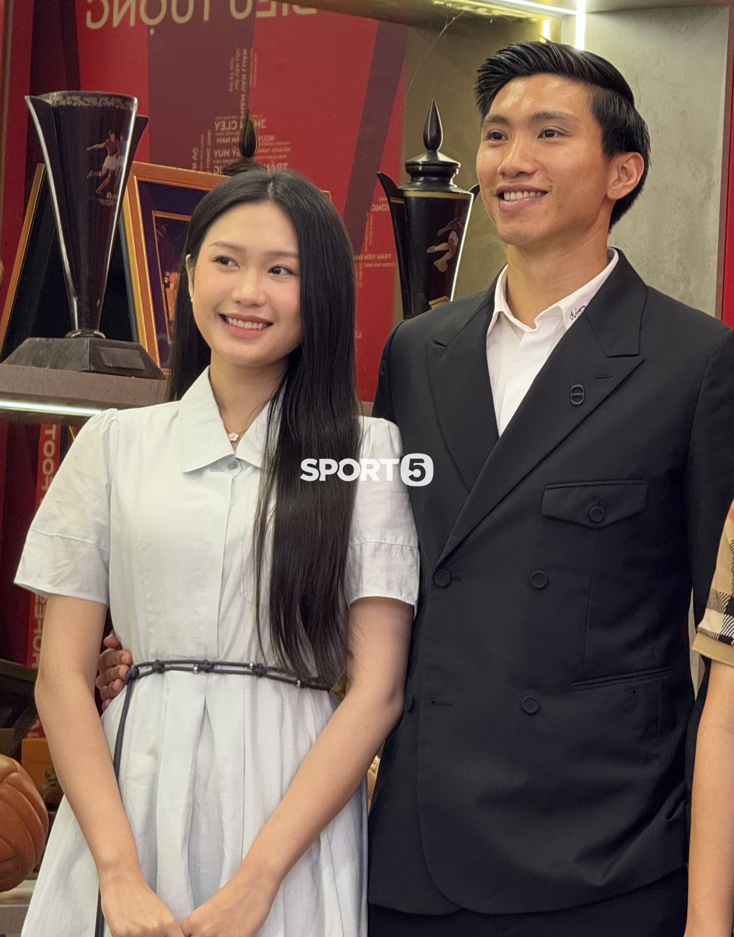 Văn Hậu lái Porsche đưa Doãn Hải My cùng đi gia hạn hợp đồng với CLB CAHN, nàng WAG qua "cam thường" vẫn xinh - Ảnh 7.