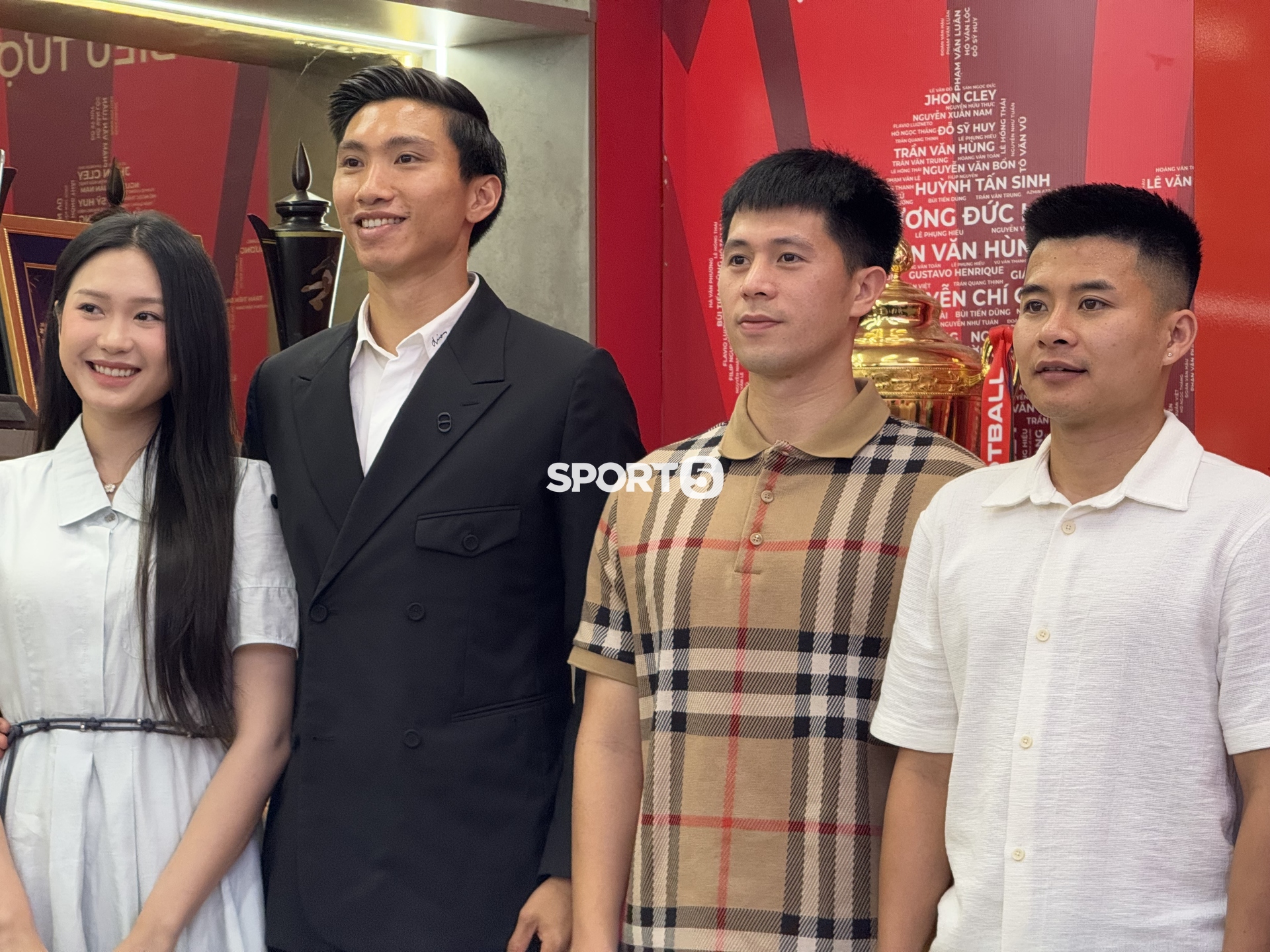 Văn Hậu lái Porsche đưa Doãn Hải My cùng đi gia hạn hợp đồng với CLB CAHN, nàng WAG qua "cam thường" vẫn xinh - Ảnh 8.